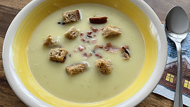 Bramborová polévka s pórkem a la pyré