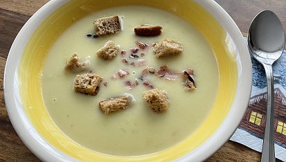 Bramborová polévka s pórkem a la pyré