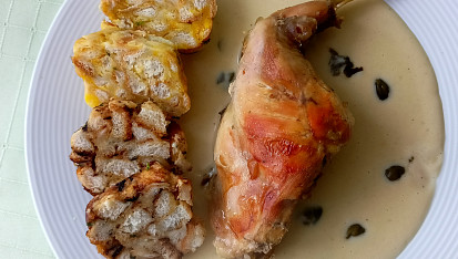Králičí stehna s cibulovo-smetanovou omáčkou s kapary