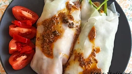 Kuřecí gyros v rýžovém obalu