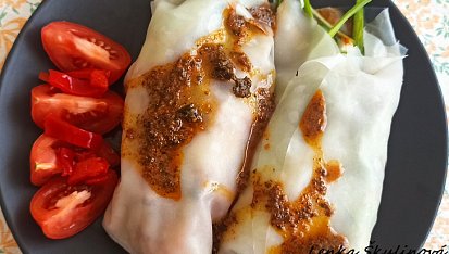 Kuřecí gyros v rýžovém obalu
