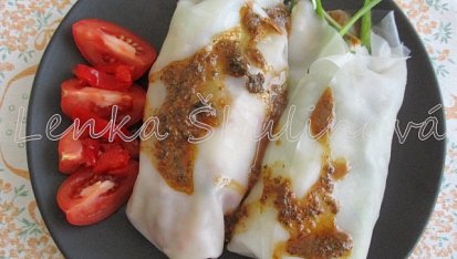 Kuřecí gyros v rýžovém obalu