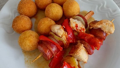 Kuřecí špízy a domácí krokety