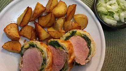 Vepřová panenka zapečená v listovém těstě s pak choi a pórkem