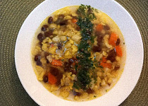 Zeleninová polévka s černými fazolemi a těstovinami