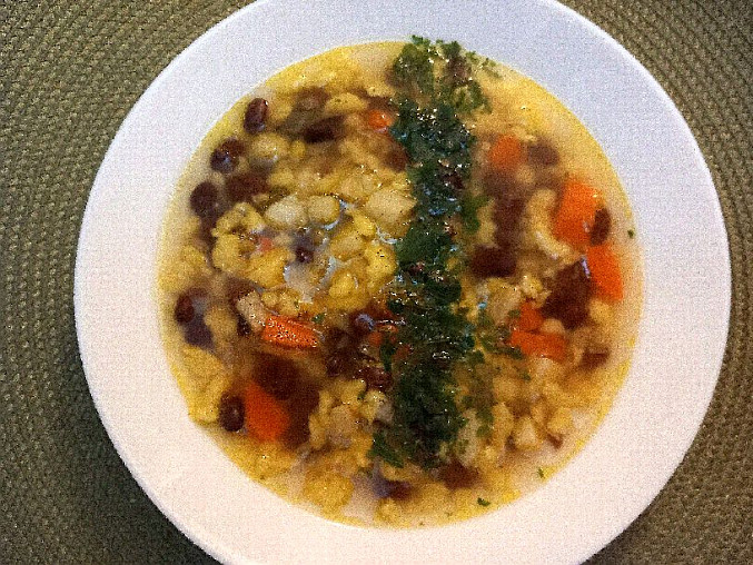 Zeleninová polévka s černými fazolemi a těstovinami