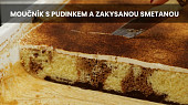 Moučník s pudinkem a zakysanou smetanou