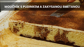 Moučník s pudinkem a zakysanou smetanou