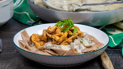 Hustá žampiónová omáčka s kuřecími nudličkami