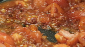 Brokolicové koláčky s ricottou a chia semínky s rajčatovým ragú