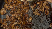 Bruschetta s karamelizovanými balsamico houbami