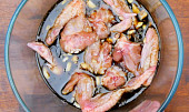 Kuřecí křídla v pivní marinádě, nové brambory s hermelínovo - rajčatovým dipem