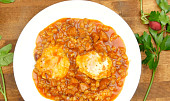 Pikantní vejce s fazolemi a klobáskou
