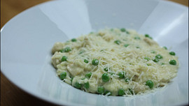 Parmezánové risotto s kuřecím masem a hráškem