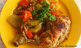 Kuřecí stehna s brambory a zeleninou z remosky