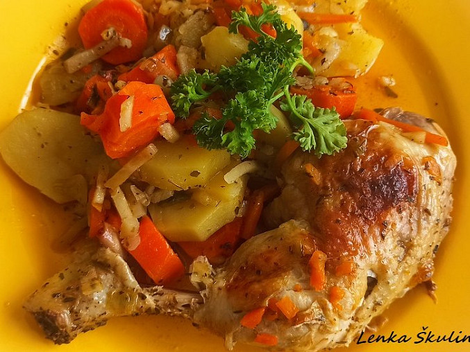Kuřecí stehna s brambory a zeleninou z remosky