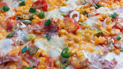 Pizza se šunkou a kukuřicí