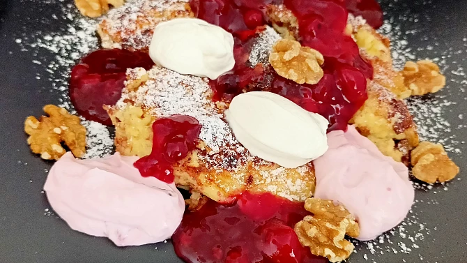Tvarohový trhanec s ovocem a kysanou smetanou