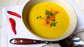 Krémová mrkvová polévka s chilli a kokosovým mlékem