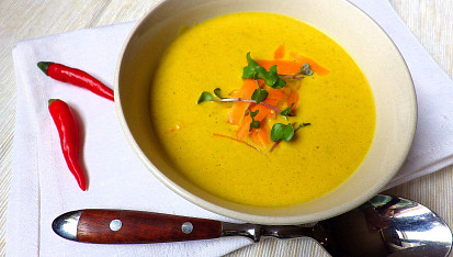 Krémová mrkvová polévka s chilli a kokosovým mlékem