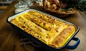 Palačinky zapečené s tvarohem a jahodami se smetanovou zálivkou