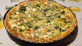 Quiche s brokolicí a modrým sýrem