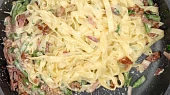 Fettuccine se schwarzwaldskou šunkou, fazolkami a sušenými rajčaty