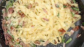 Fettuccine se schwarzwaldskou šunkou, fazolkami a sušenými rajčaty