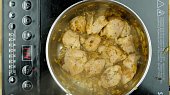 Vepřová plec na cibuli s růžičkovou kapustou