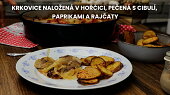 Krkovice naložená v hořčici, pečená s cibulí, paprikami a rajčaty