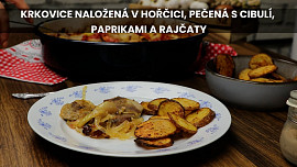 Krkovice naložená v hořčici, pečená s cibulí, paprikami a rajčaty