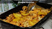 Květák pečený s bramborami a slaninou v jednom pekáčku