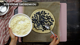 Borůvkový kynutý koláč