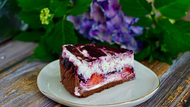 Nepečený dort s borůvkami a jahodami