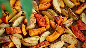 Pečená dýně hokkaido s bramborami na bylinkách