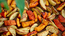 Pečená dýně hokkaido s bramborami na bylinkách