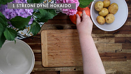 Pečená dýně hokkaido s bramborami na bylinkách