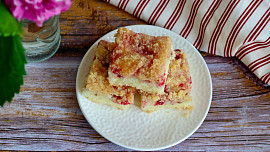 Rybízový hrnečkový koláč s drobenkou