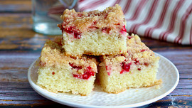 Rybízový hrnečkový koláč s drobenkou