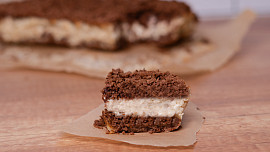 Strouhaný koláč s banánovou náplní