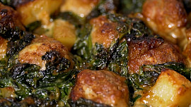 Bramborový kotlík s mletým masem a špenátem