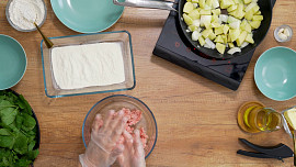 Bramborový kotlík s mletým masem a špenátem