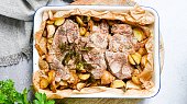 Bylinkové brambory s krkovičkou z jednoho pekáčku
