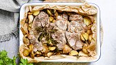 Bylinkové brambory s krkovičkou z jednoho pekáčku
