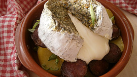 Camembert s bramborem a klobásou z horkovzdušné fritézy