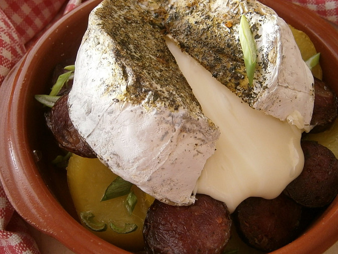 Camembert s bramborem a klobásou z horkovzdušné fritézy
