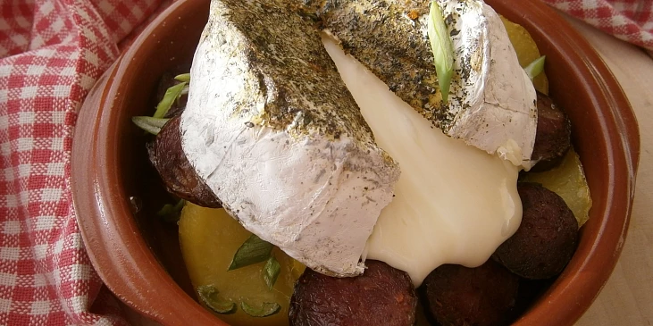 Camembert s bramborem a klobásou z horkovzdušné fritézy