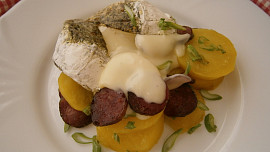 Camembert s bramborem a klobásou z horkovzdušné fritézy