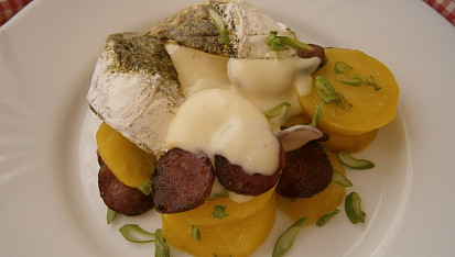 Camembert s bramborem a klobásou z horkovzdušné fritézy