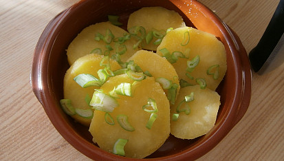 Camembert s bramborem a klobásou z horkovzdušné fritézy